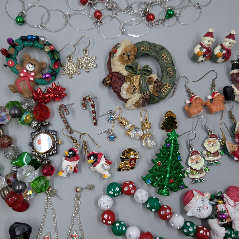 Fun And Cute Mystery Christmas Vintage Jewelry Bundle Of 5 Items - Picture 1 of 6